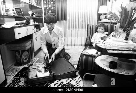 La patineuse allemande Dagmar Lurz ici sur 19.01.1976 dans la maison de ses parents entourée de sa famille et de parents à Dortmund a été couronnée de succès à la Banque D'Images