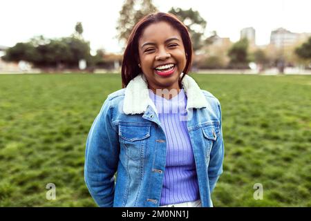 Portrait d'une jeune femme latino-américaine souriante et amicale regardant l'appareil photo Banque D'Images