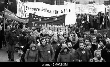 Contre le chômage des enseignants, plus de 5000 paedagogues, appelés par leur syndicat GEW, ont manifesté le 27.1.1977 à Dortmund, Allemagne, Europe Banque D'Images