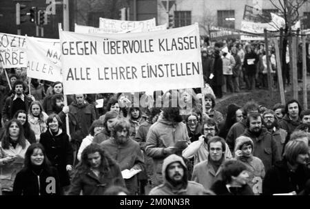 Contre le chômage des enseignants, plus de 5000 paedagogues, appelés par leur syndicat GEW, ont manifesté le 27.1.1977 à Dortmund, Allemagne, Europe Banque D'Images