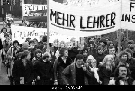 Contre le chômage des enseignants, plus de 5000 paedagogues, appelés par leur syndicat GEW, ont manifesté le 27.1.1977 à Dortmund, Allemagne, Europe Banque D'Images