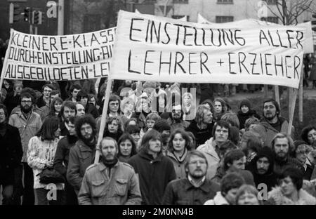 Contre le chômage des enseignants, plus de 5000 paedagogues, appelés par leur syndicat GEW, ont manifesté le 27.1.1977 à Dortmund, Allemagne, Europe Banque D'Images