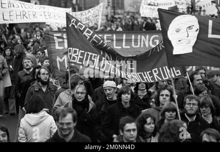 Contre le chômage des enseignants, plus de 5000 paedagogues, appelés par leur syndicat GEW, ont manifesté le 27.1.1977 à Dortmund, Allemagne, Europe Banque D'Images