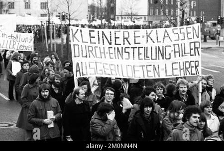 Contre le chômage des enseignants, plus de 5000 paedagogues, appelés par leur syndicat GEW, ont manifesté le 27.1.1977 à Dortmund, Allemagne, Europe Banque D'Images