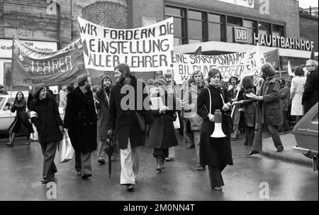 Contre le chômage des enseignants, plus de 5000 paedagogues, appelés par leur syndicat GEW, ont manifesté le 27.1.1977 à Dortmund, Allemagne, Europe Banque D'Images