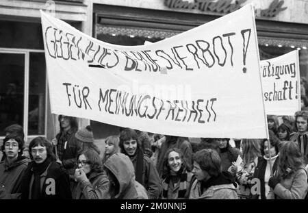 Plusieurs milliers d'élèves et d'enseignants des écoles de Rhénanie-du-Nord-Westphalie ont manifesté pour une plus grande liberté d'expression et une plus grande liberté d'activité politique Banque D'Images