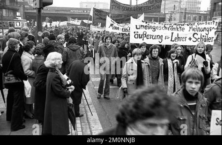 Plusieurs milliers d'élèves et d'enseignants des écoles de Rhénanie-du-Nord-Westphalie ont manifesté pour une plus grande liberté d'expression et une plus grande liberté d'activité politique Banque D'Images