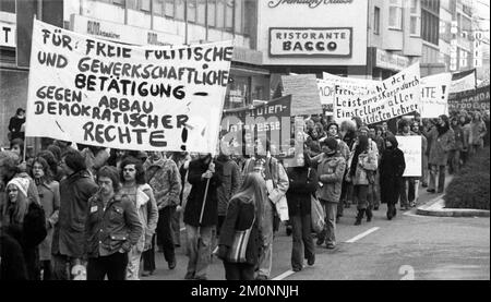 Plusieurs milliers d'élèves et d'enseignants des écoles de Rhénanie-du-Nord-Westphalie ont manifesté pour une plus grande liberté d'expression et une plus grande liberté d'activité politique Banque D'Images