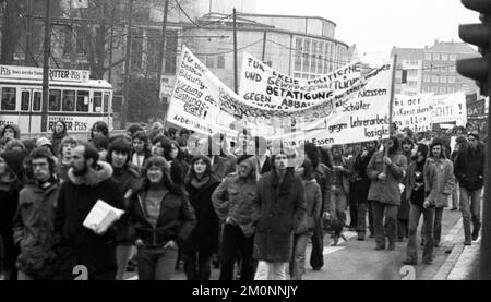 Plusieurs milliers d'élèves et d'enseignants des écoles de Rhénanie-du-Nord-Westphalie ont manifesté pour une plus grande liberté d'expression et une plus grande liberté d'activité politique Banque D'Images