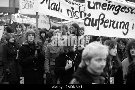 Plusieurs milliers d'élèves et d'enseignants des écoles de Rhénanie-du-Nord-Westphalie ont manifesté pour une plus grande liberté d'expression et une plus grande liberté d'activité politique Banque D'Images