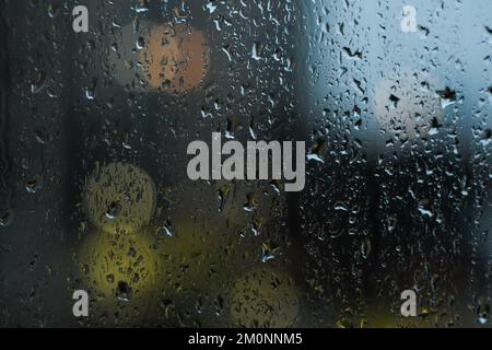 Gouttes de pluie tombant sur la fenêtre Banque D'Images