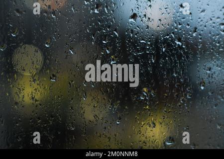 Gouttes de pluie tombant sur la fenêtre Banque D'Images