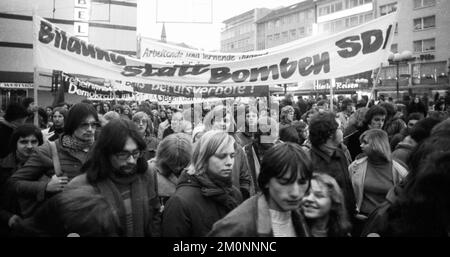 Plusieurs milliers d'élèves et d'enseignants des écoles de Rhénanie-du-Nord-Westphalie ont manifesté pour une plus grande liberté d'expression et une plus grande liberté d'activité politique Banque D'Images