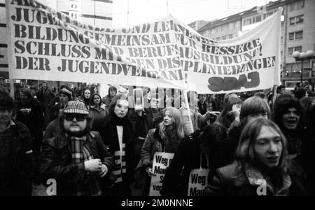 Plusieurs milliers d'élèves et d'enseignants des écoles de Rhénanie-du-Nord-Westphalie ont manifesté pour une plus grande liberté d'expression et une plus grande liberté d'activité politique Banque D'Images