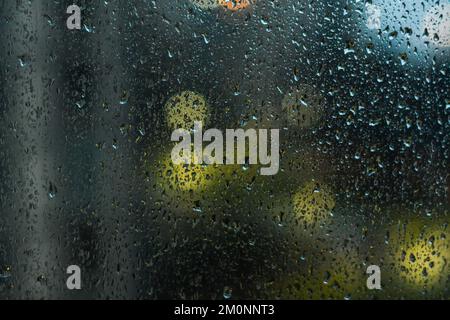 Gouttes de pluie tombant sur la fenêtre Banque D'Images