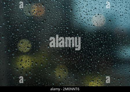 Gouttes de pluie tombant sur la fenêtre Banque D'Images