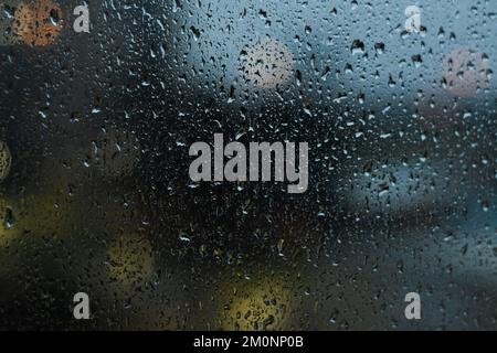 Gouttes de pluie tombant sur la fenêtre Banque D'Images