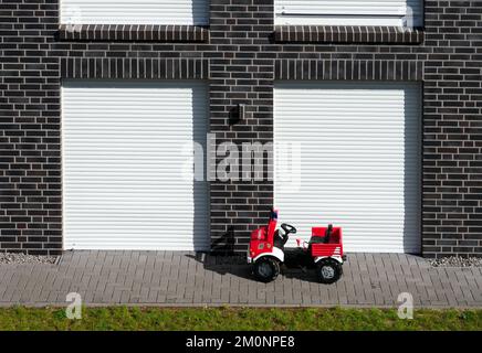 16 avril 2022, Saxe-Anhalt, Oebisfelde-Weferlingen/OT Kathendorf: Un camion de feu de jouet se tient devant les volets blancs abaissés d'une maison familiale. Photo: Soeren Stache/dpa Banque D'Images