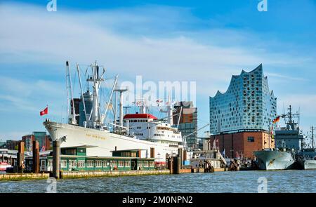 Navire-musée de Hambourg Cap San Diego au Landungsbrücken, derrière la salle philharmonique d'Elbe, Hambourg, Land Hambourg, Allemagne, Europe Banque D'Images