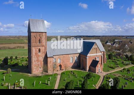 Vue aérienne sur la rue Eglise de Jean / Saint-Johannes-Kirche à Nieblum / Niblum sur l'île de Föhr, Nordfriesland, Schleswig-Holstein, Allemagne Banque D'Images