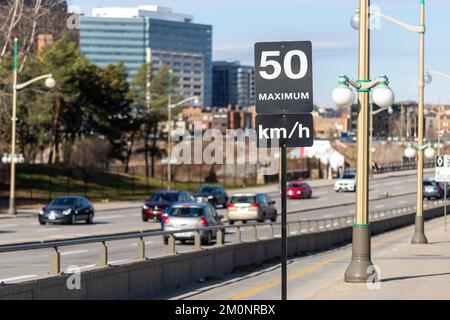 Ottawa, Canada - 10 novembre 2022 : signalisation routière de limite de vitesse dans la rue avec voitures, maximum de 50 km par heure dans la ville d'Ottawa, Canada. Règles de conduite Banque D'Images