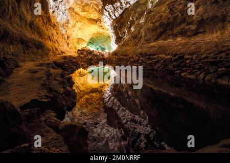 Pièce de lumière et de couleur à la Cueva de Los Verdes à Lanzarote Banque D'Images