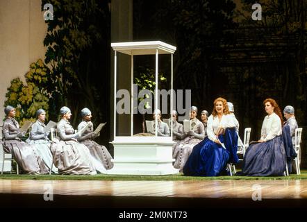 Avant droite: Yvonne Kenny (Romilda), Rosa Mannion (Atalanta) à XERXES à l'Opéra National Anglais (ENO), London Coliseum, Londres WC2 10/01/1992 musique: George Frideric Handel texte: Nicolo Minato chef: Ivor Bolton design: David Fielding éclairage: Paul Pyant traducteur et réalisateur original: Nicholas Hytner Banque D'Images