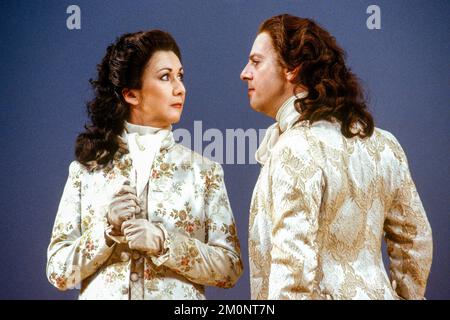Ann Murray (Xerxes), Christopher Robson (Arsamenes) dans XERXES à l'Opéra national anglais (ENO), London Coliseum, Londres WC2 10/01/1992 musique: George Frideric Handel texte: Nicolo Minato chef d'orchestre: Ivor Bolton design: David Fielding éclairage: Paul Pyant traducteur et réalisateur original: Nicholas Hytner Banque D'Images