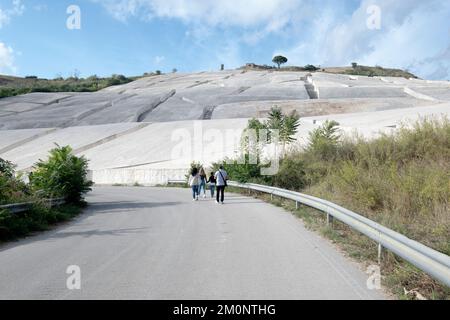 Le crack, Crétto, par l'artiste Alberto Burri, ruines d'un tremblement de terre coupé de ciment comme mémorial, Gibellina Vecchia, Sicile Banque D'Images