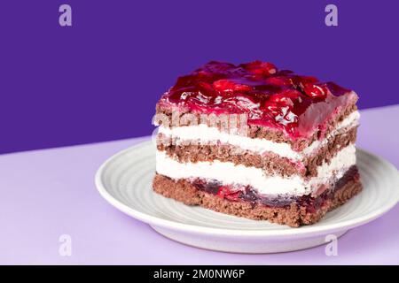 Une tranche ou une portion d'un bateau de la Forêt Noire. Un gâteau au chocolat avec une riche garniture de cerise à base du dessert allemand Schwarzwälder Kirschtorte Banque D'Images