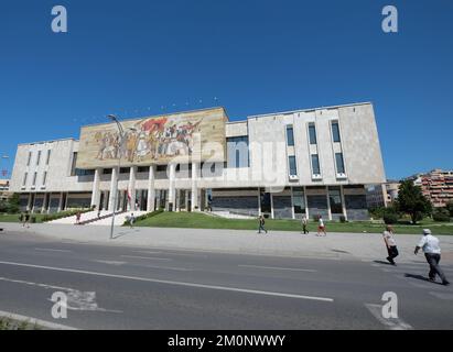 Le Musée national d'histoire est un musée historique à Tirana, en Albanie. Il a été ouvert le 28 octobre 1981 Banque D'Images