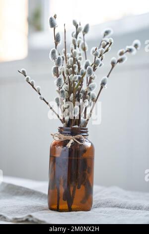 Décoration de Pâques - vase avec branches de saule sur la table dans un vase en verre brun foncé. Concept Palm Sunday avec espace de copie. Photo de haute qualité Banque D'Images