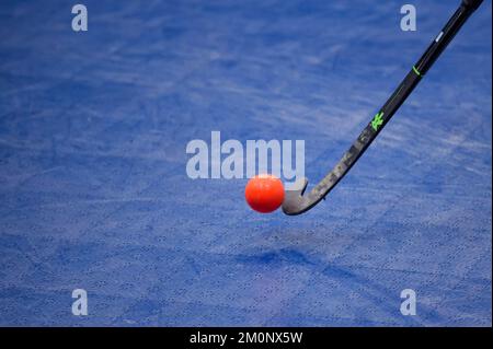 Hambourg, Allemagne. 07th décembre 2022. Un joueur frappe le ballon avec son bâton avant le début d'un match préliminaire lors des championnats européens de hockey en salle dans la salle de sport de Hambourg. Credit: Gregor Fischer/dpa/Alay Live News Banque D'Images