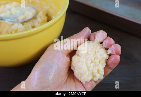 Mélange de pain au fromage brésilien appelé Pao de Queijo dans la paume Banque D'Images