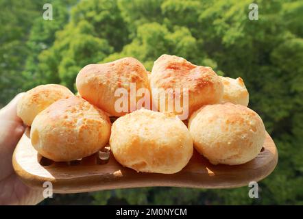 Tas de pain frais Pao de Queijo ou de fromage brésilien, avec une paire de coeur en forme de dessus Banque D'Images