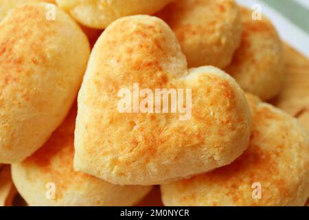 Gros plan sur un délicieux pain Pao de Queijo ou au fromage brésilien fraîchement cuit en forme de cœur Banque D'Images