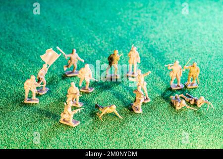 Figures de modèle en plastique Airfix HO/00. Infanterie japonaise de la deuxième guerre mondiale, diverses figures en poses sur fond vert herbe texture Banque D'Images