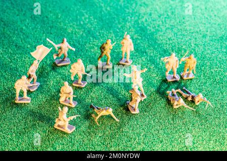 Figures de modèle en plastique Airfix HO/00. Infanterie japonaise de la deuxième guerre mondiale, diverses figures en poses sur fond vert herbe texture Banque D'Images