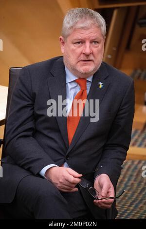 Édimbourg, Écosse, Royaume-Uni. 7th décembre 2022. PHOTO : Angus Robertson MSP, secrétaire du Cabinet écossais pour la Constitution, les Affaires extérieures et la Culture. Scènes à l'intérieur de la Chambre pendant le temps de décision après le débat sur l'éducation mené par le Parti conservateur et unioniste écossais. La ministre de l'éducation, Shirley-Anne Somerville MSP, pose des questions au cours des modifications proposées à l'éducation. Crédit: Colin D Fisher crédit: Colin Fisher/Alay Live News Banque D'Images