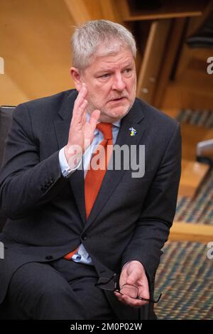 Édimbourg, Écosse, Royaume-Uni. 7th décembre 2022. PHOTO : Angus Robertson MSP, secrétaire du Cabinet écossais pour la Constitution, les Affaires extérieures et la Culture. Scènes à l'intérieur de la Chambre pendant le temps de décision après le débat sur l'éducation mené par le Parti conservateur et unioniste écossais. La ministre de l'éducation, Shirley-Anne Somerville MSP, pose des questions au cours des modifications proposées à l'éducation. Crédit: Colin D Fisher crédit: Colin Fisher/Alay Live News Banque D'Images