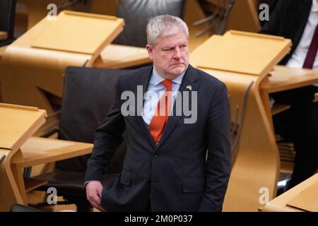 Édimbourg, Écosse, Royaume-Uni. 7th décembre 2022. PHOTO : Angus Robertson MSP, secrétaire du Cabinet écossais pour la Constitution, les Affaires extérieures et la Culture. Scènes à l'intérieur de la Chambre pendant le temps de décision après le débat sur l'éducation mené par le Parti conservateur et unioniste écossais. La ministre de l'éducation, Shirley-Anne Somerville MSP, pose des questions au cours des modifications proposées à l'éducation. Crédit: Colin D Fisher crédit: Colin Fisher/Alay Live News Banque D'Images