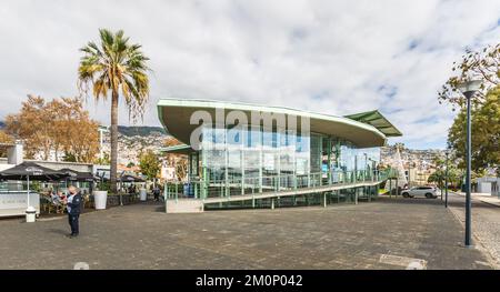 Funchal, Madère, Portugal - 27 décembre 2021 : ambiance de rue autour du téléphérique urbain Funchal-Monte où les gens marchent par une journée d'hiver Banque D'Images