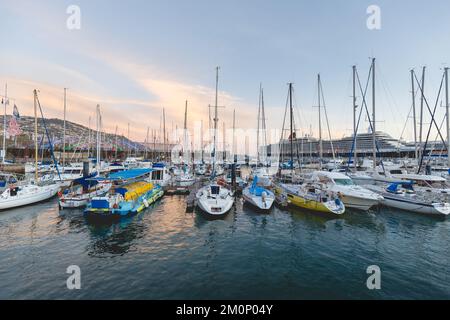 Funchal, Madère, Portugal - 31 décembre 2021 : vue sur le port de plaisance de Funchal où les gens se rassemblent dans la soirée pour assister aux feux d'artifice de la nouvelle année Banque D'Images