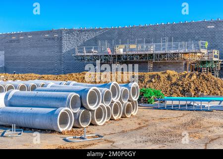 Plan horizontal d'échafaudages et de tuyaux de drainage sur un nouveau site de construction commerciale. Banque D'Images
