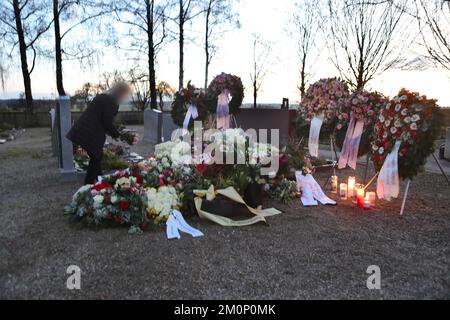 Illerkirchberg, Allemagne. 07th décembre 2022. Une femme dépose des fleurs à la tombe de la fille tuée à Illerkirchberg. (À dpa 'des centaines de personnes disent Au revoir à 14 ans à Illerkirchberg') Credit: Ralf Zwiebler/dpa - ATTENTION: Personne(s) ont été pixelated pour des raisons juridiques/dpa/Alay Live News Banque D'Images