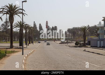 Swakopmund, Namibie - 03 octobre 2018 : promenade à Swakopmund. Phare en arrière-plan. Banque D'Images
