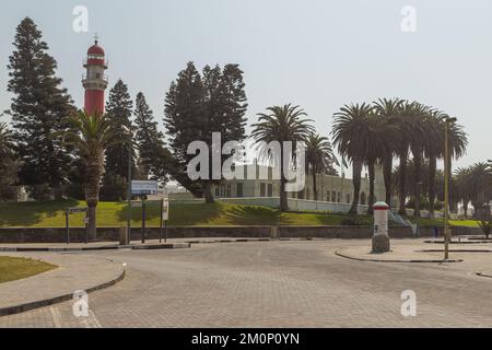 Swakopmund, Namibie - 03 octobre 2018 : promenade à Swakopmund. Phare en arrière-plan. Banque D'Images