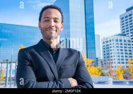 Portrait d'un homme d'affaires afro-américain souriant en costume souriant regardant l'appareil photo. Banque D'Images