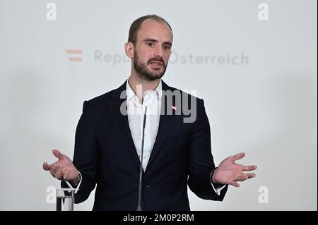 Vienne, Autriche. 7th décembre 2022. Porte devant le Conseil des ministres de la Chancellerie fédérale avec le Secrétaire d'Etat Florian Tursky Banque D'Images