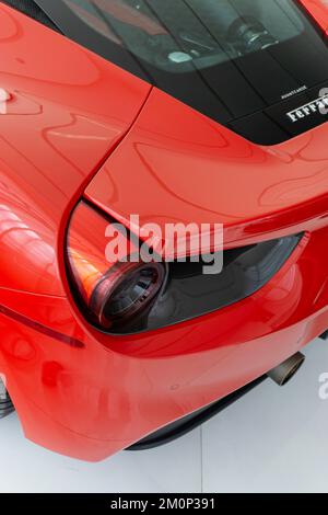 Un cliché vertical d'une super voiture rouge Ferrari 488 GTB Banque D'Images